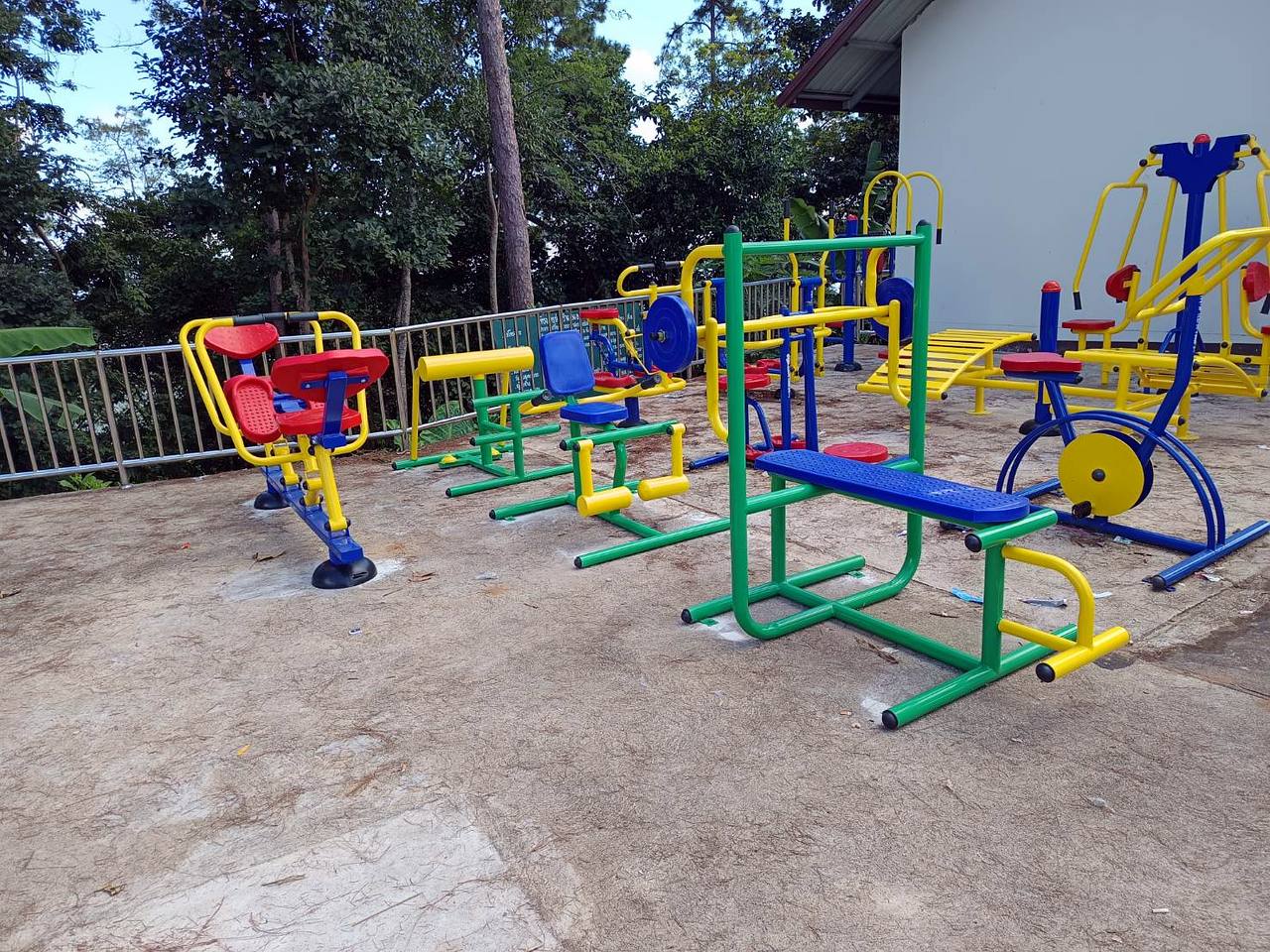 เครื่องออกกำลังกายกลางแจ้งสีสันสดใส ติดตั้งที่ อบต.แม่ฟ้าหลวง จังหวัดเชียงราย
