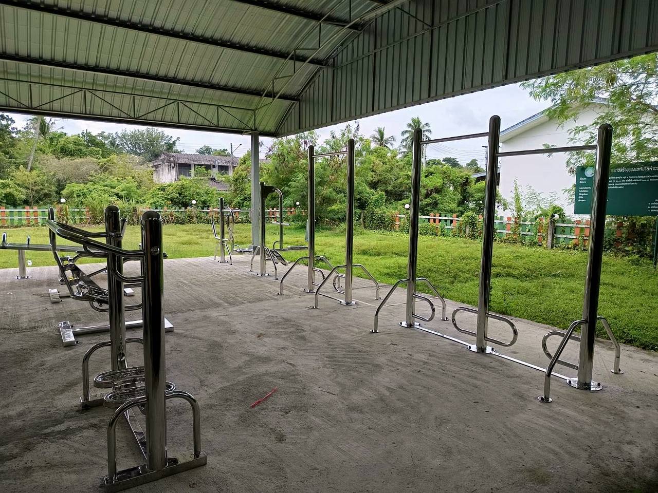 โครงสร้างสแตนเลสของเครื่องออกกำลังกายกลางแจ้ง เทศบาลตำบลกะปาง จังหวัดนครศรีธรรมราช